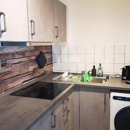 Ferien- & Monteurwohnung, 5 Betten, Wlan, Parkplatz, Balkon 아파트