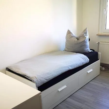 아파트 Ferien- & Monteurwohnung, 5 Betten, Wlan, Parkplatz, Balkon
