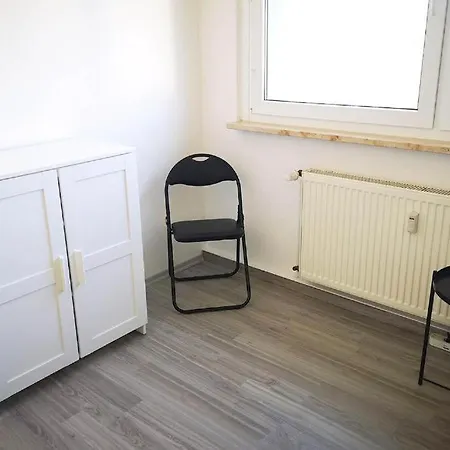 아파트 Ferien- & Monteurwohnung, 5 Betten, Wlan, Parkplatz, Balkon Dessau-Rosslau